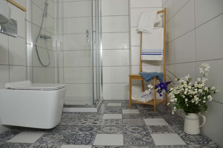 apartament niebieski lazienka