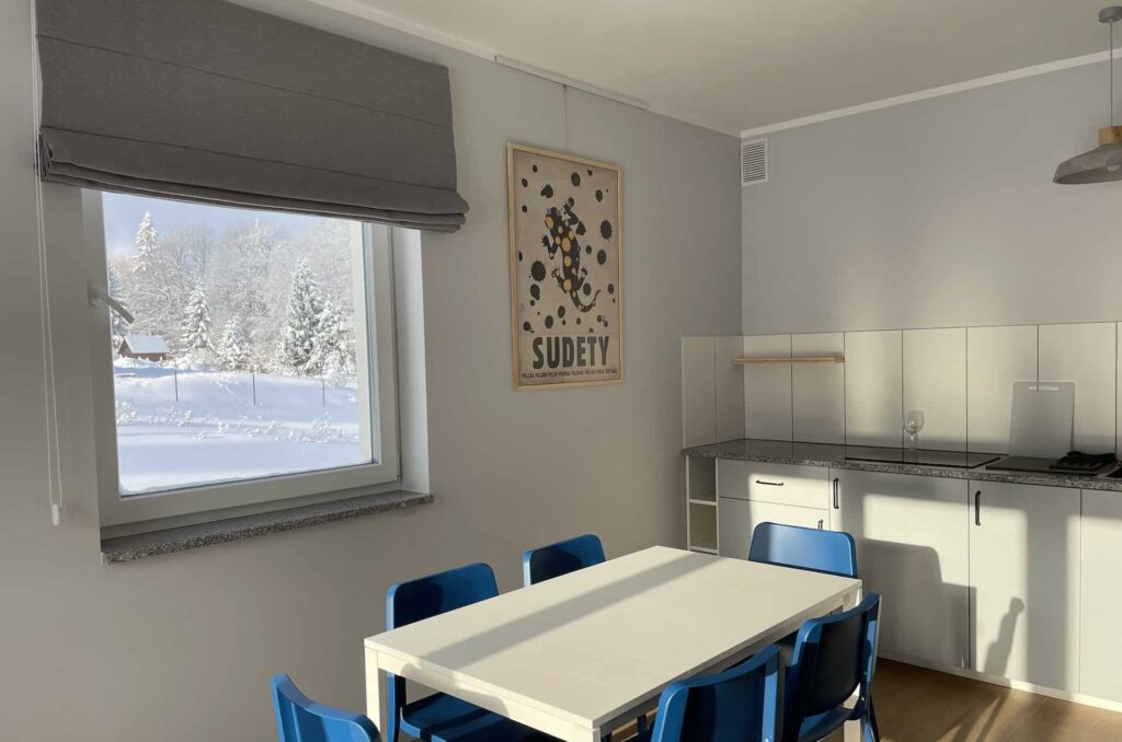 apartament żółty spalona sport salon z widokiem