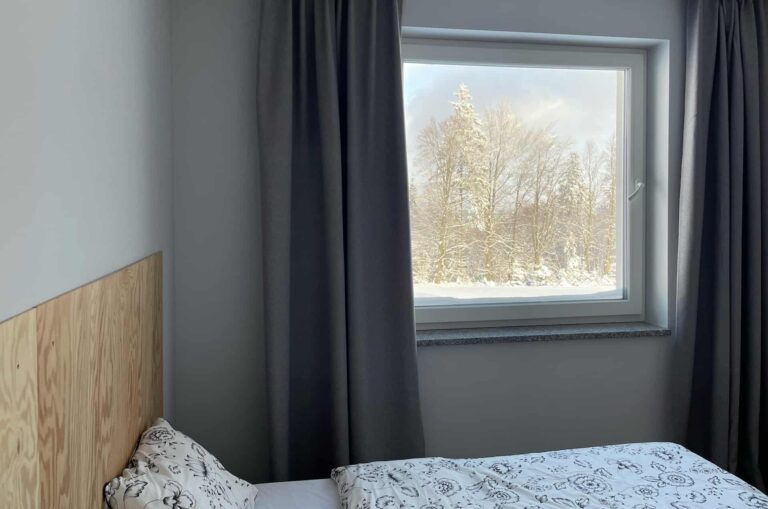 apartament żółty spalona sport sypialnia z widokiem