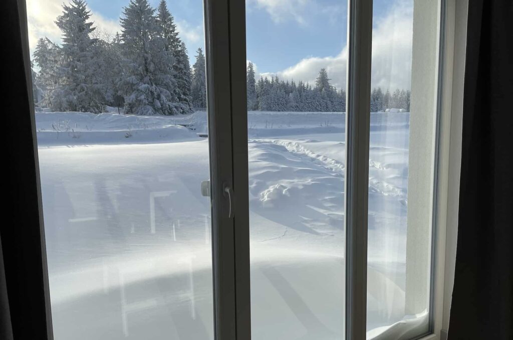 apartament żółty spalona sport widok przez balkon