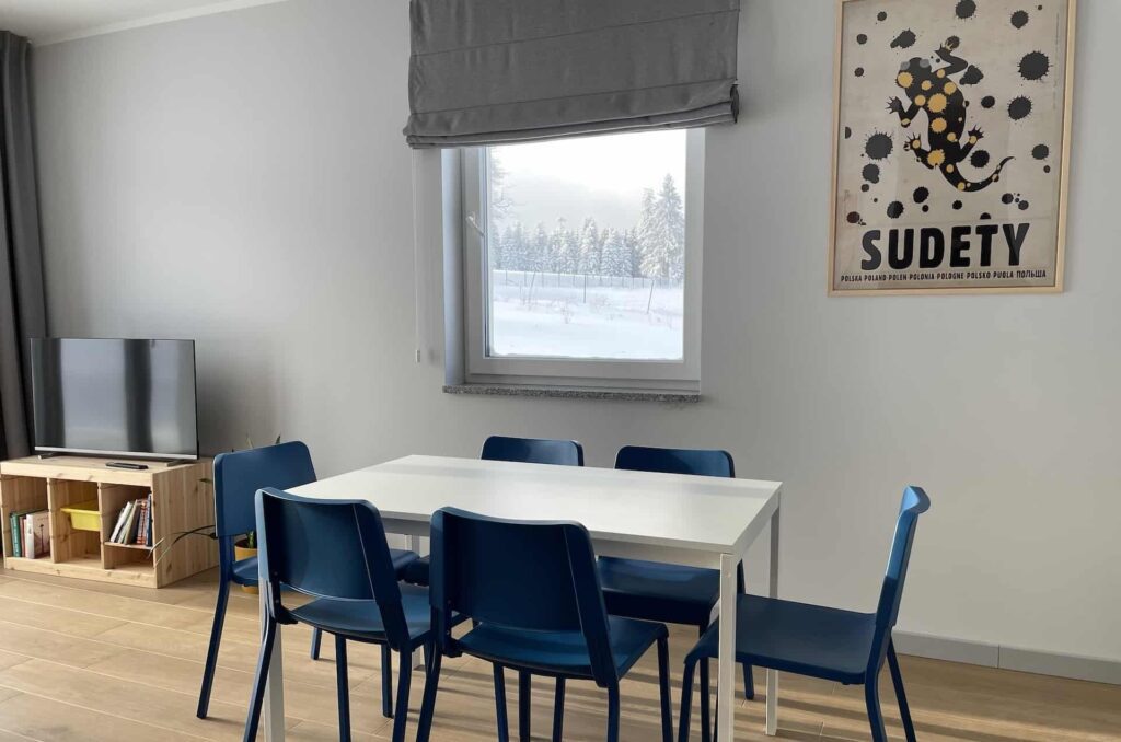 apartament żółty spalona sport widok przez okno