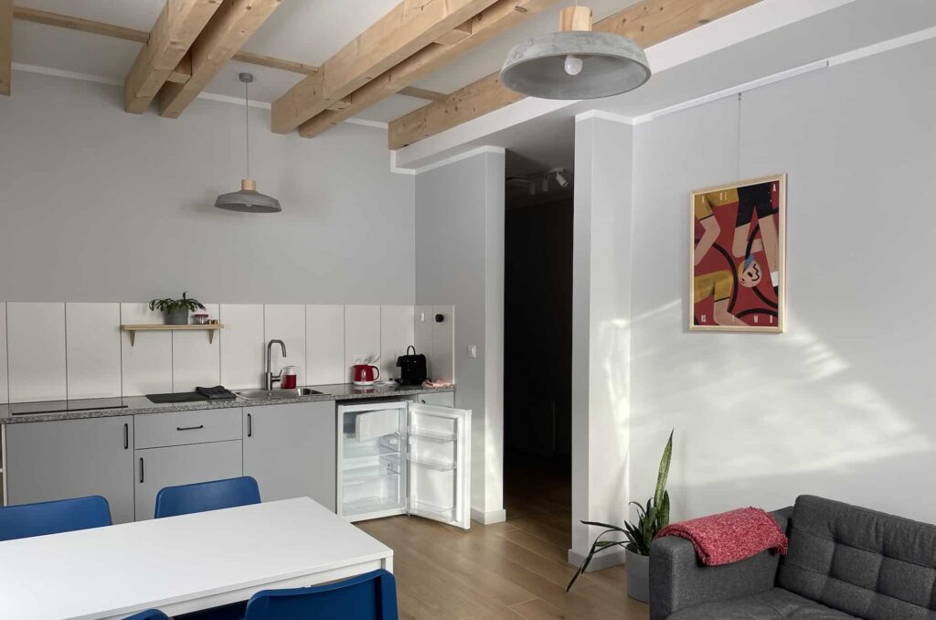 spalona sport apartament na wynajem czerwony widok kuchni