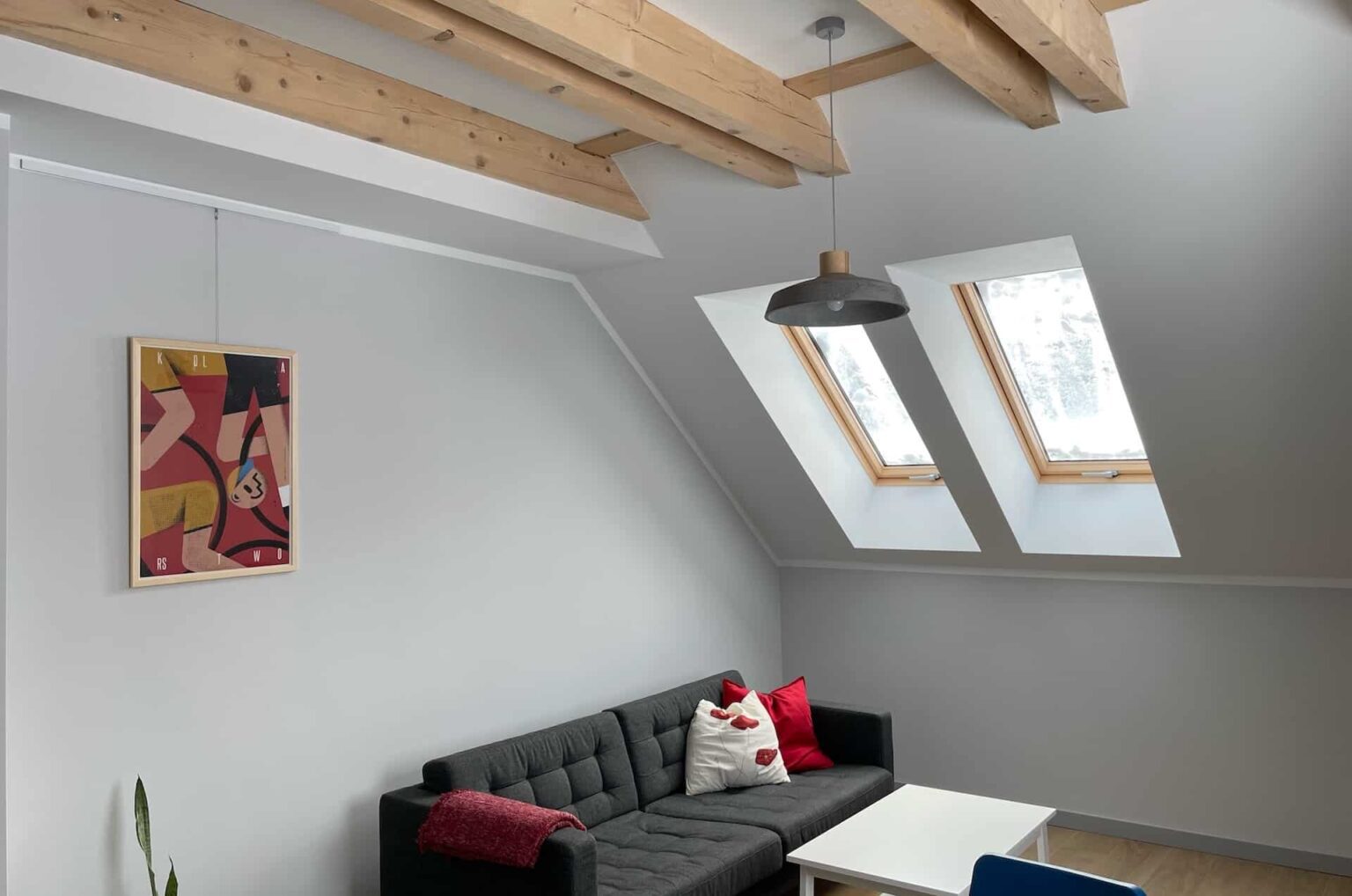 spalona sport apartament na wynajem czerwony widok na salon