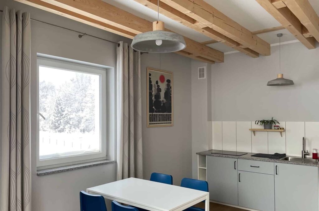 spalona sport apartament na wynajem czerwony widok przez okno