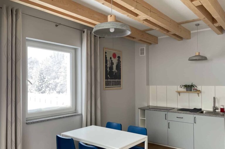 spalona sport apartament na wynajem czerwony widok przez okno