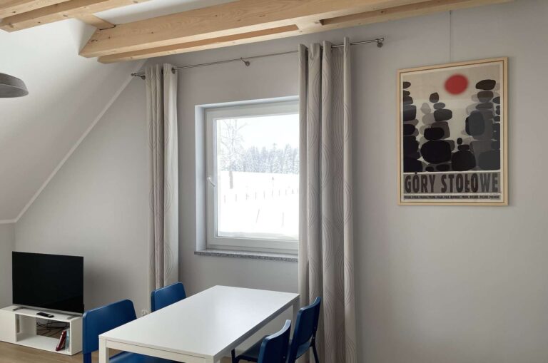 spalona sport apartament na wynajem czerwony widok salonu