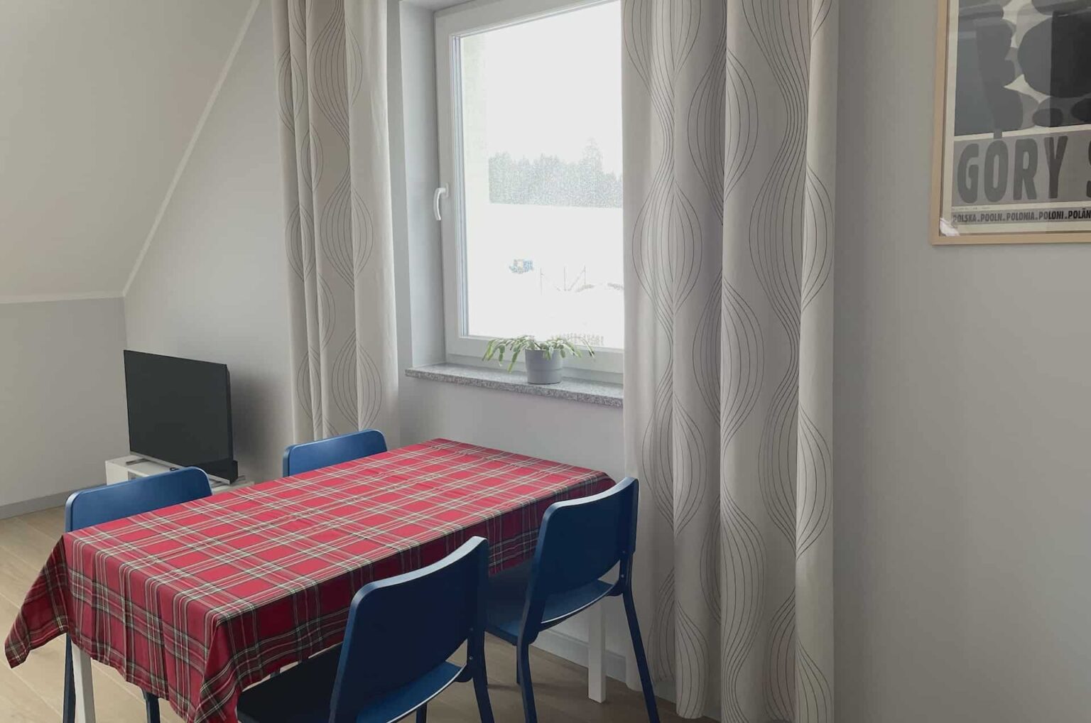 spalona sport apartament czerwony jadalnia