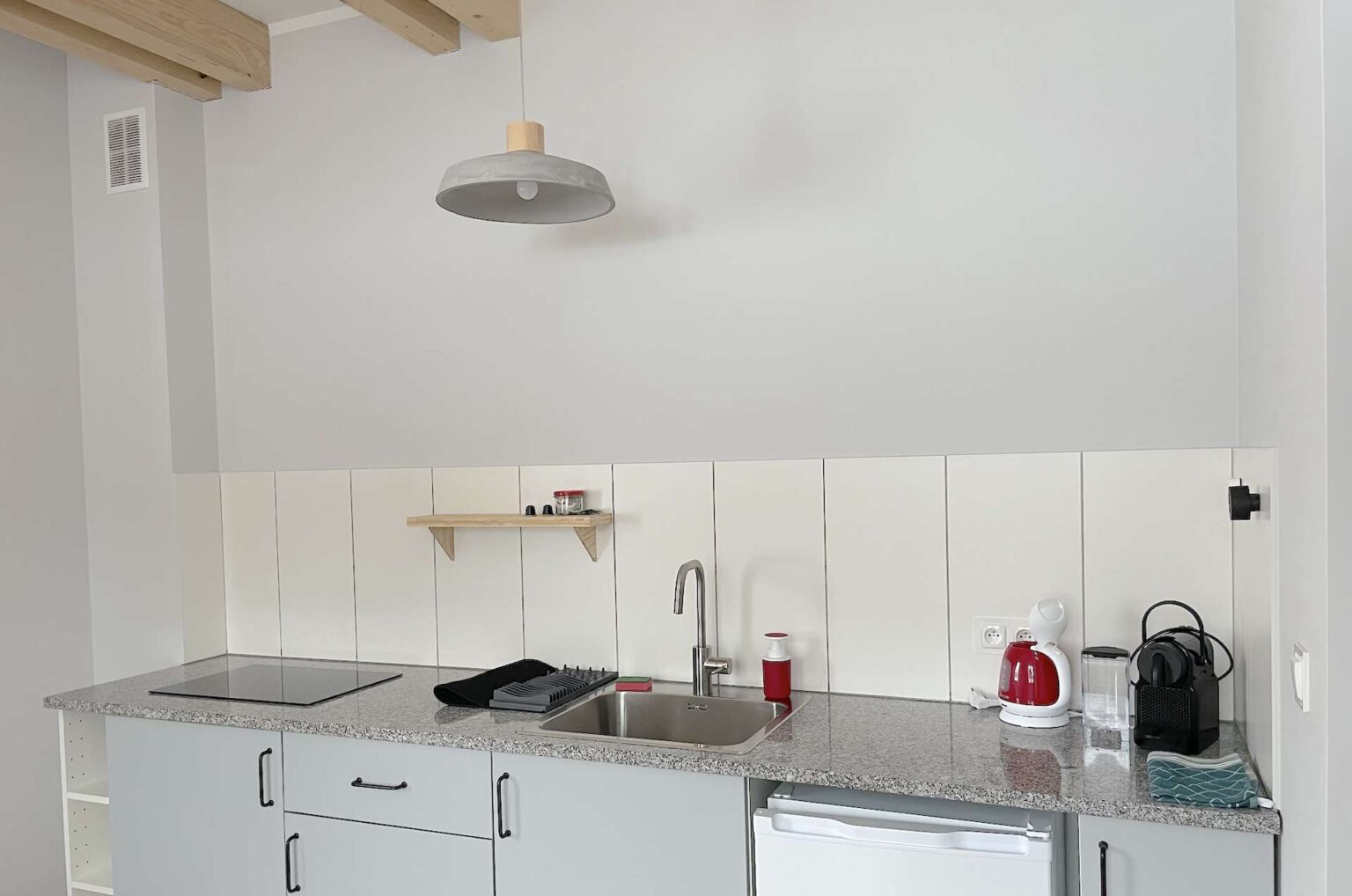 spalona sport apartament czerwony kuchnia