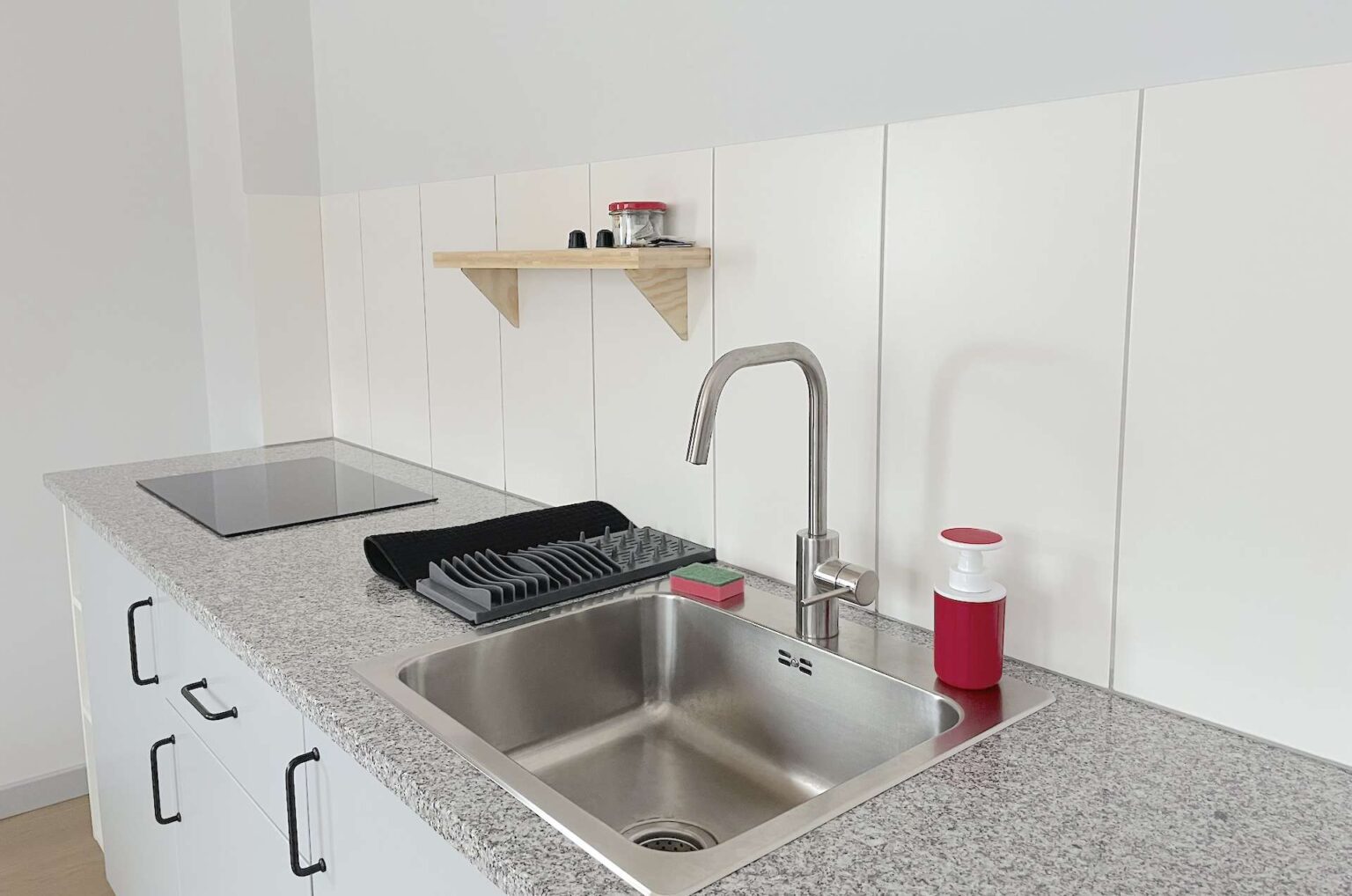 spalona sport apartament czerwony kuchnia zlew