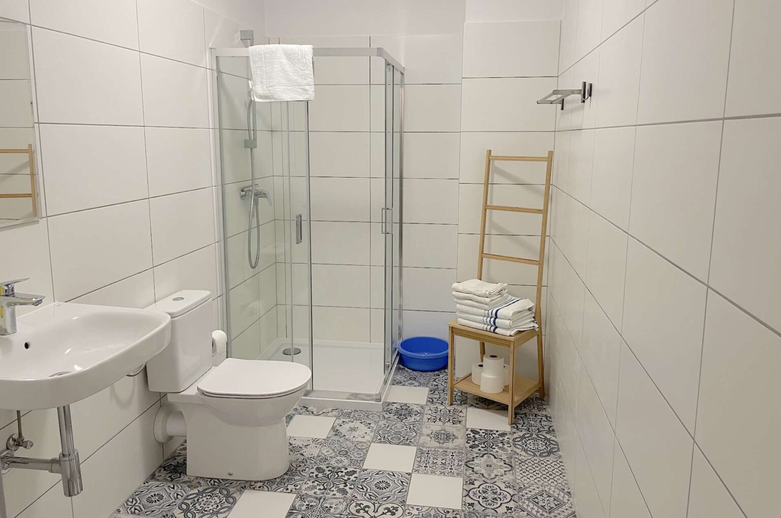 spalona sport apartament niebieski łazienka