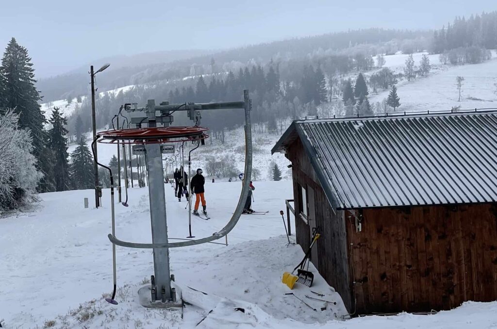 wyciąg narciarski w spalonej