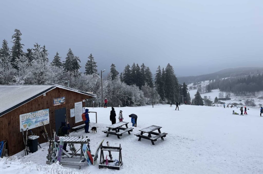 wyciąg narty zjazdowe snowboard spalona