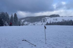 wyciąg narciarski i stok w spalonej