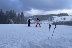 wyciąg narciarski i stok w spalonej