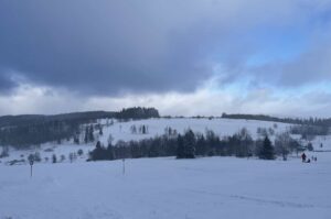 wyciąg narciarski i stok w spalonej