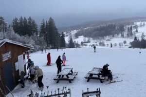 wyciąg narciarski i stok w spalonej