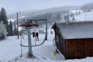 wyciąg narciarski i stok w spalonej