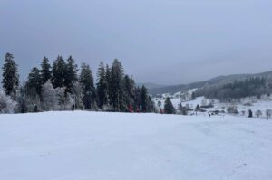 wyciąg narciarski i stok w spalonej