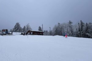 wyciąg narciarski i stok w spalonej