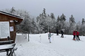 wyciąg narciarski i stok w spalonej