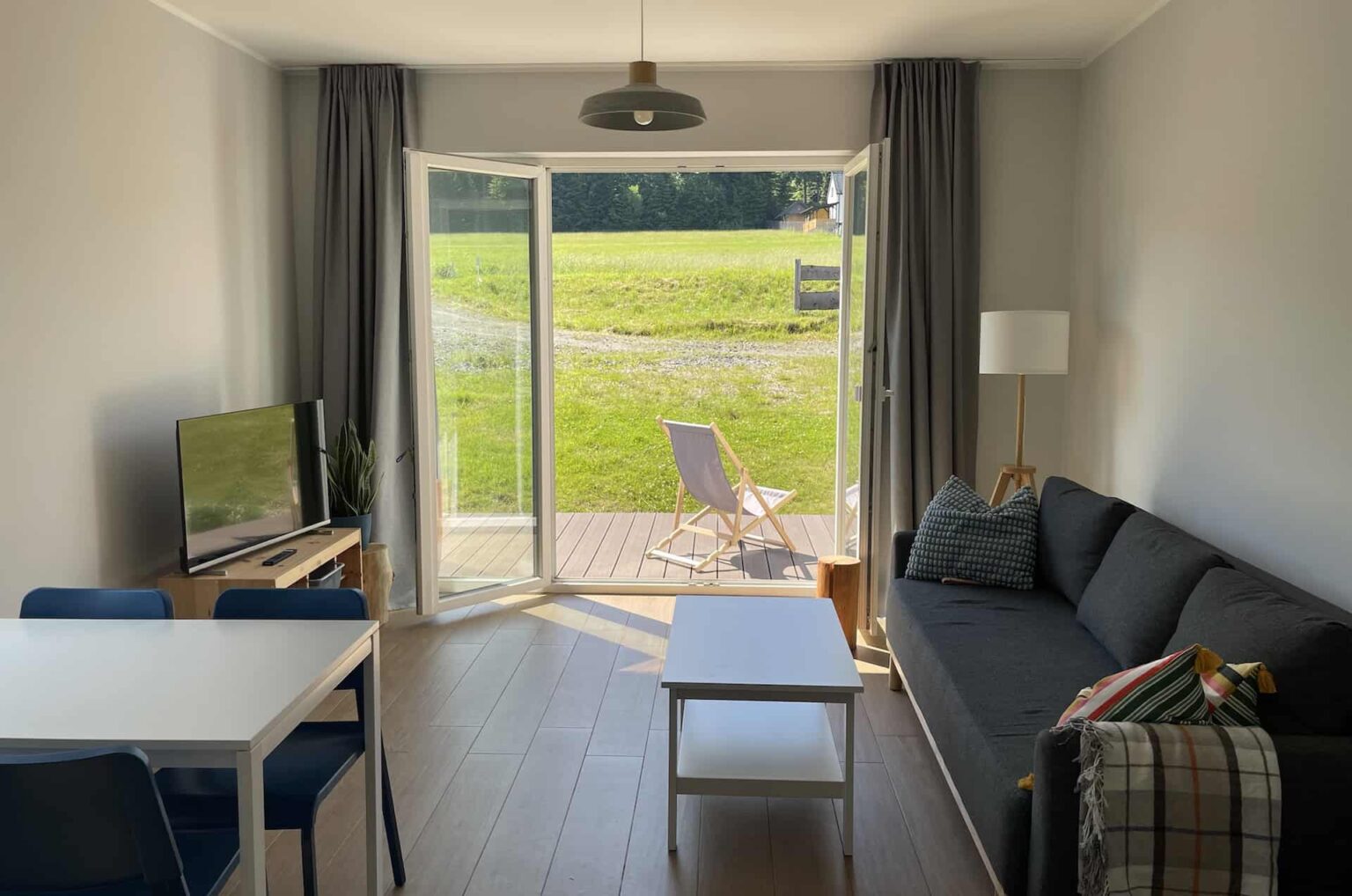 salon z kuchnią w apartamencie niebieskim