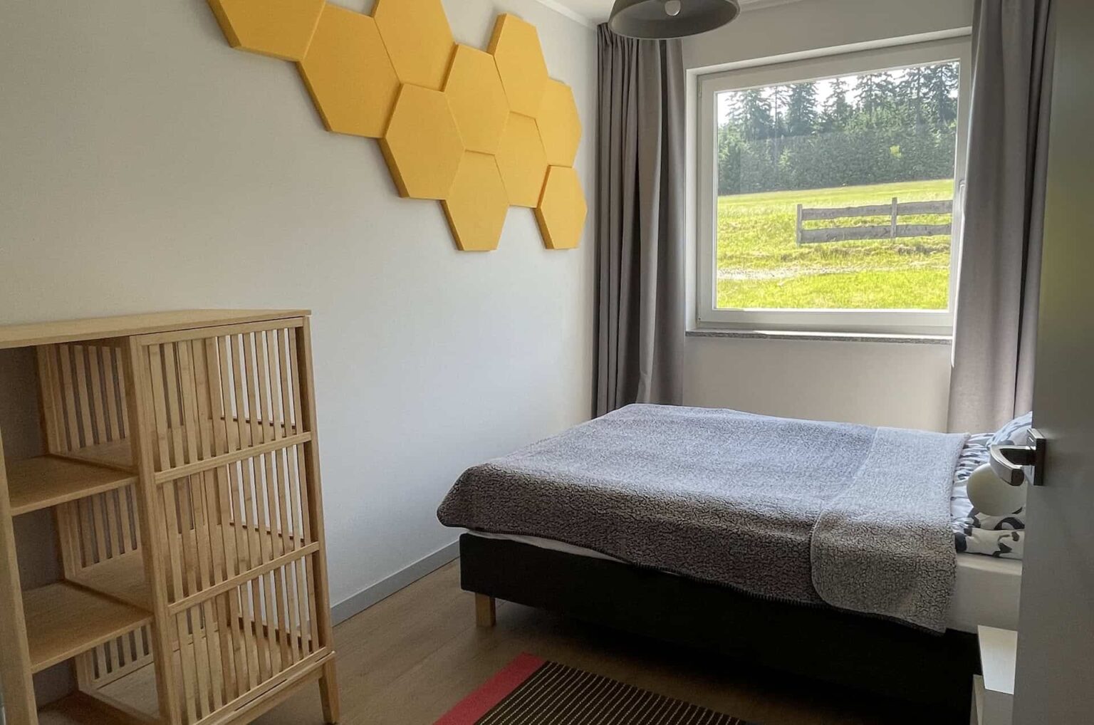 sypialnia z widokiem na las apartament zółty spalona sport